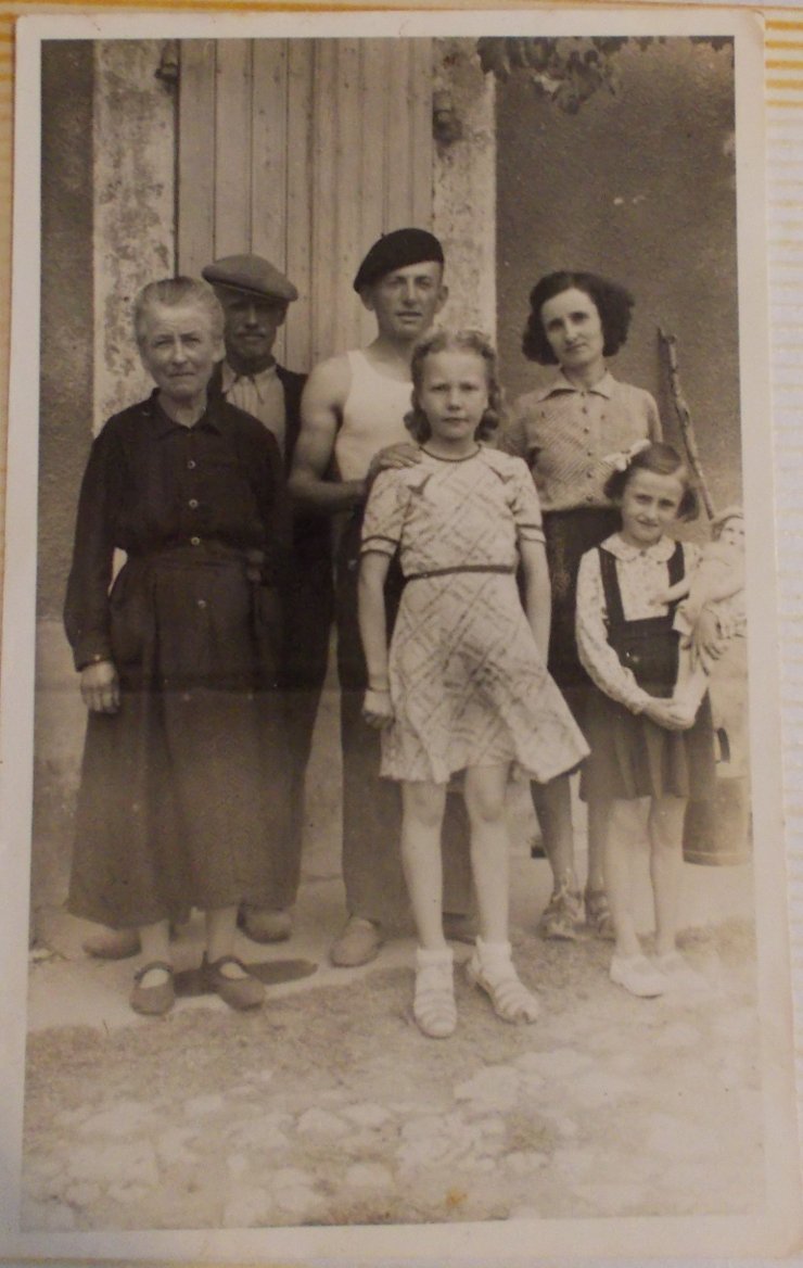 Devant la ferme dans les années 30. De gauche à droite: Angéline Delord, Jean Delord, Roger Loubic, gendre, jeune fille inconnue, Georgette Loubic (fille d’Angéline), Micheline (fille de Georgette)